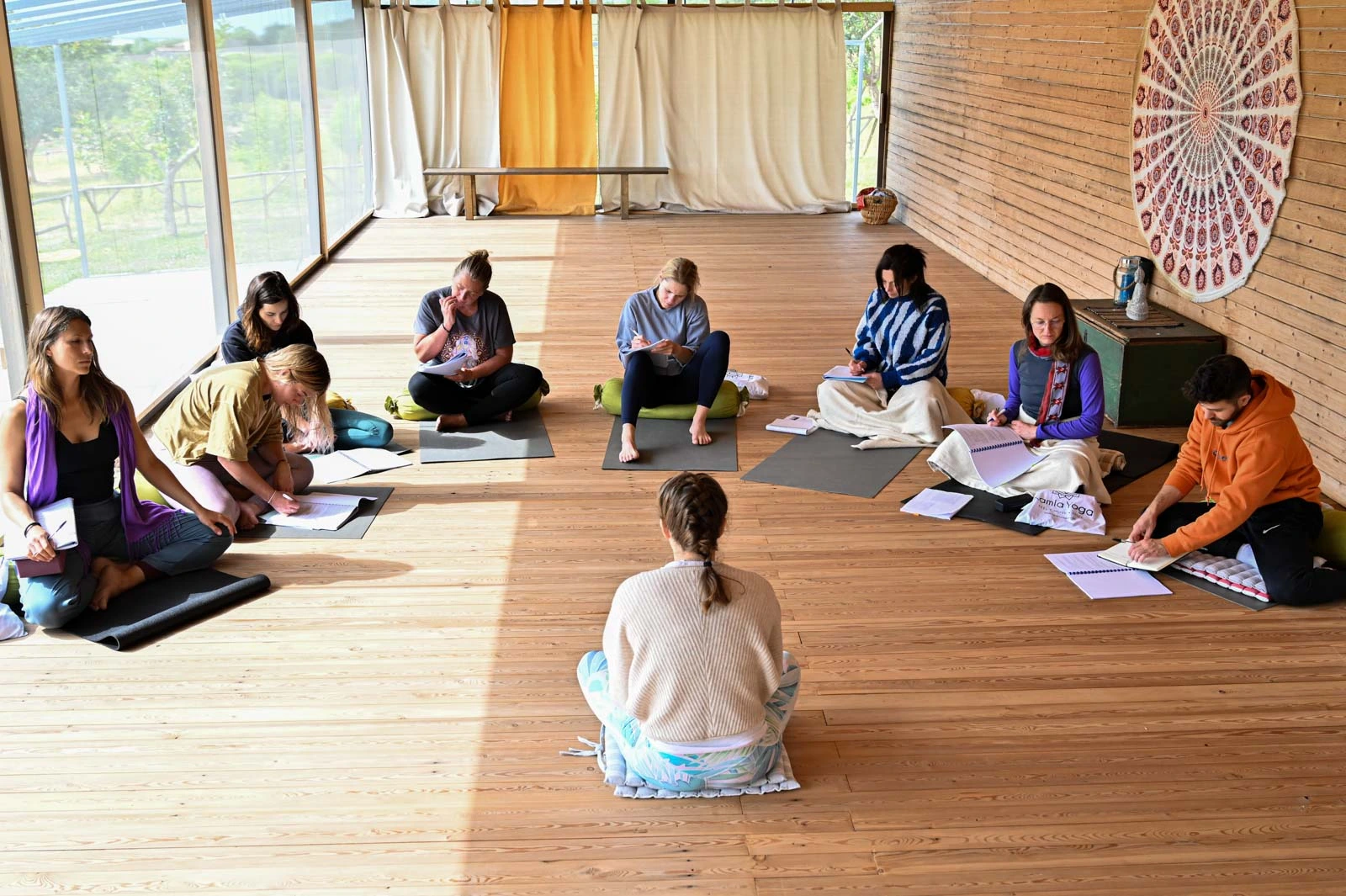 Formazione ibrida Kamla Yoga, presenza e online